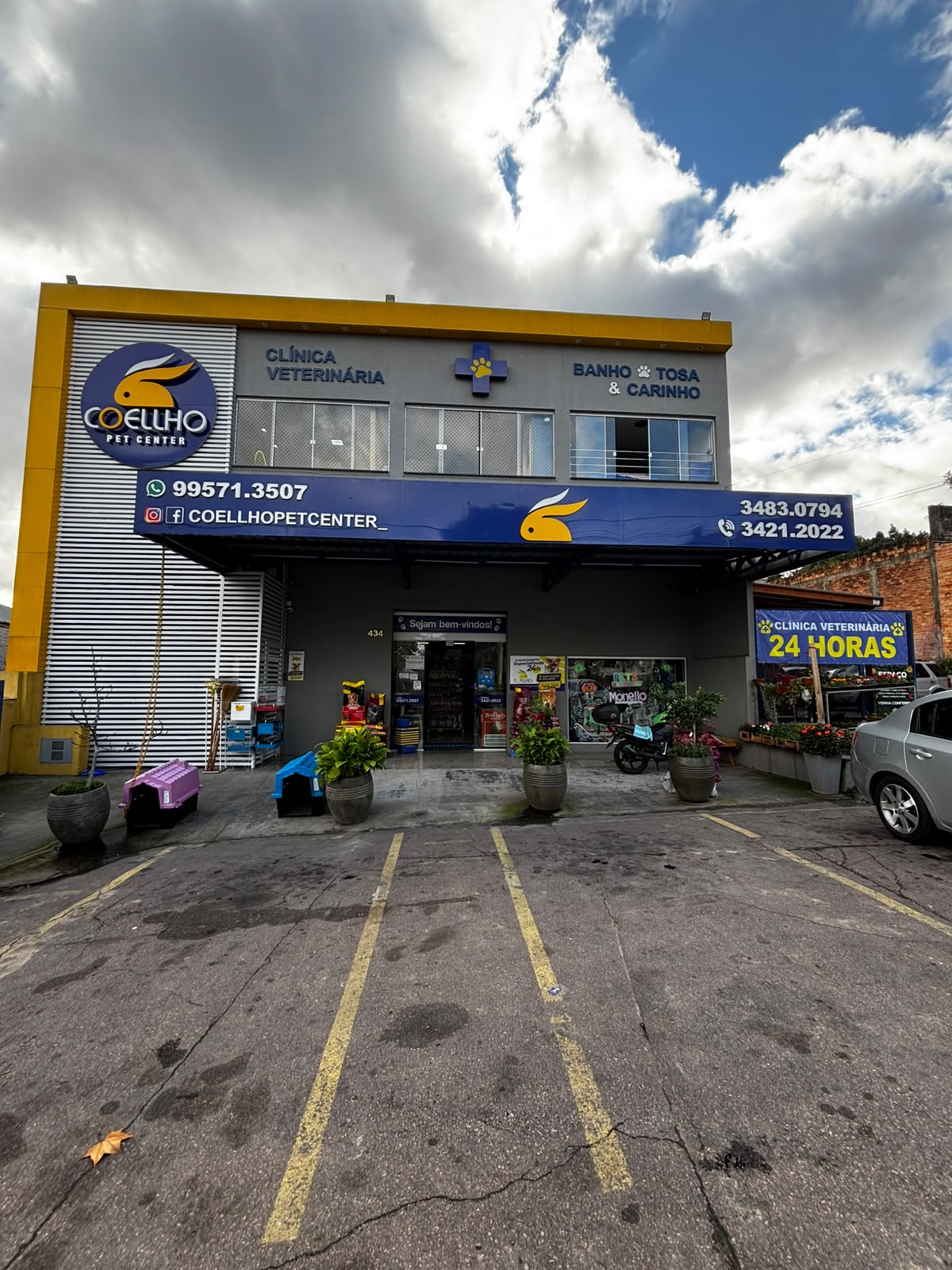 Fachada da Coellho Pet Center, clínica veterinária 24 horas em Alvorada/RS